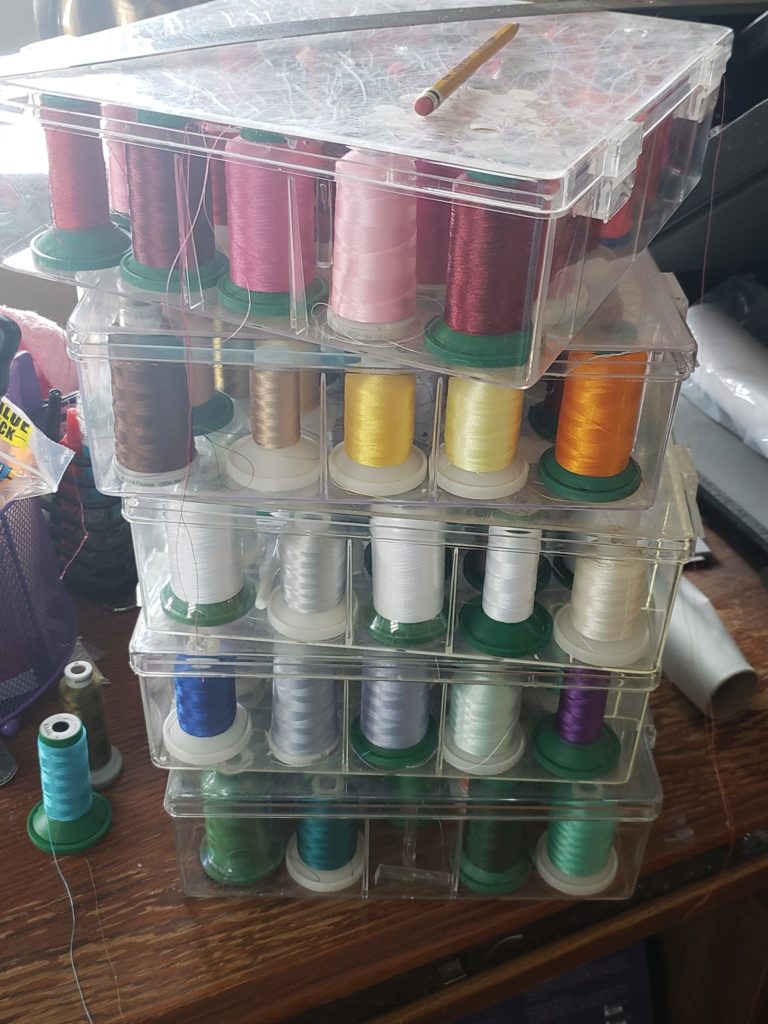 How to organize thread for sewing and machine embroidery