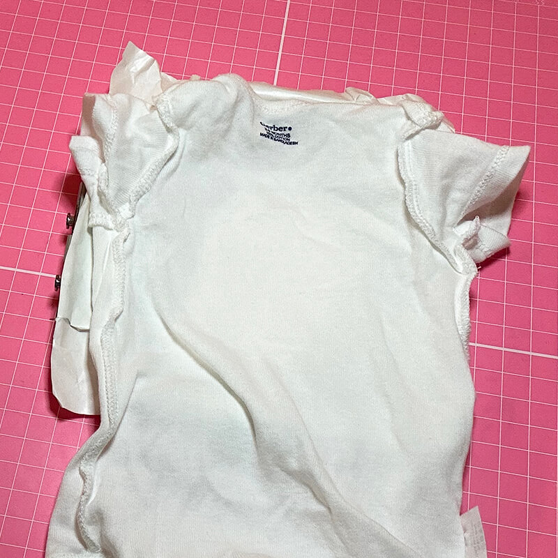 Smooth out the onesie
Put your hand inside the onesie and smooth it out so that the front of the onesie is completely stuck to the stabilizer.